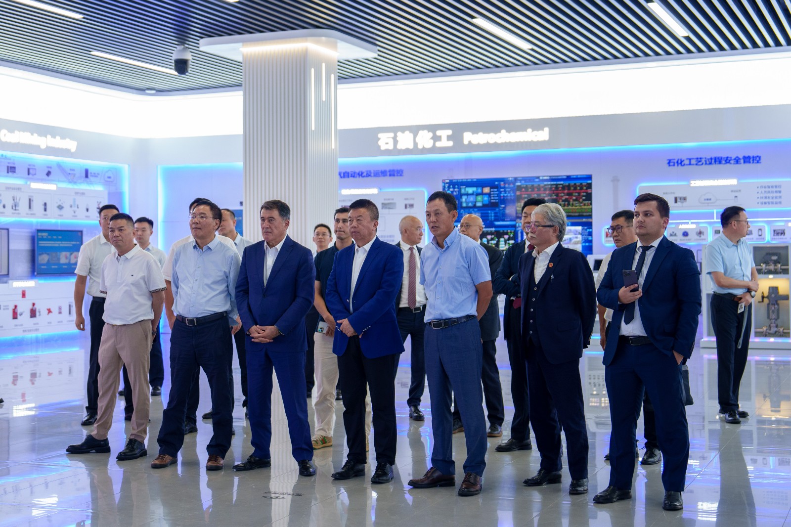 He Zhenwei accompanied Vladimir Norov to visit Zhuhai Youte